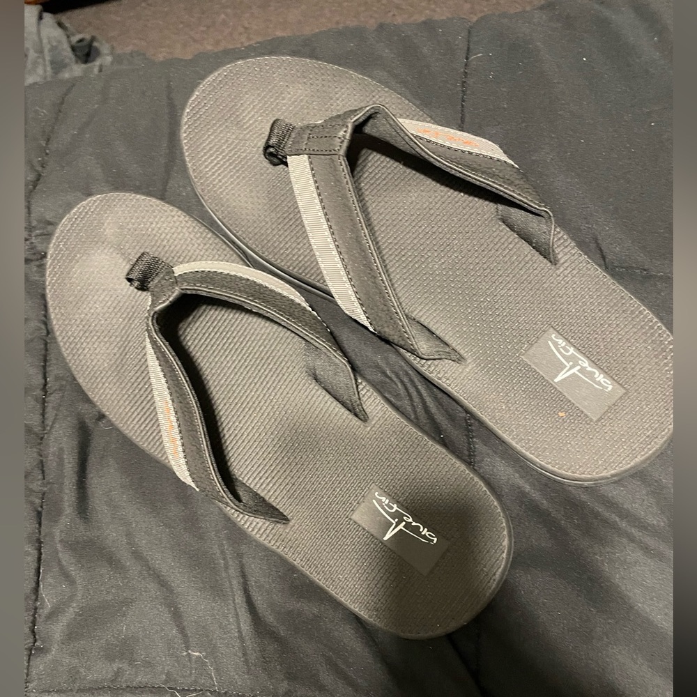 Bluefin men’s flip flops, size 10!